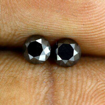 Pair black diamonds on finger